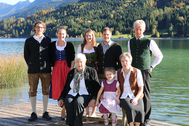 Familie Lilg-Obergasser am Ufer des Weissensee