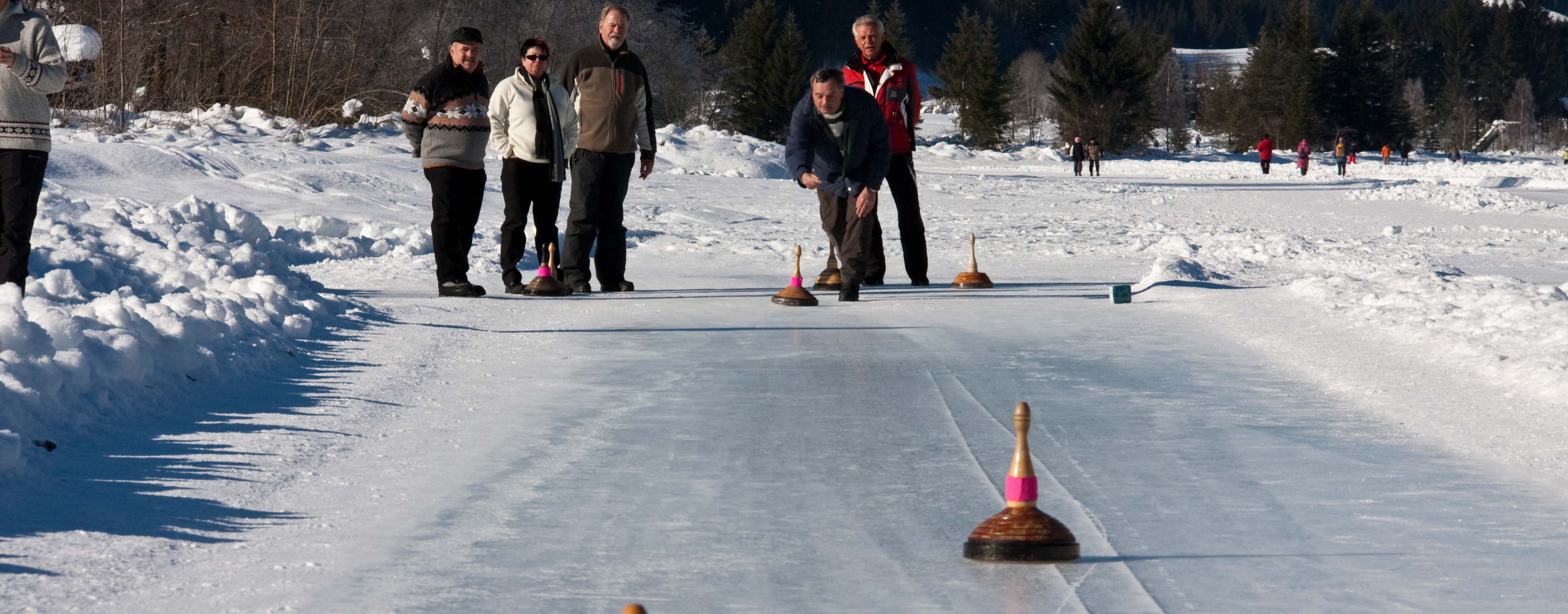 Eisstock schiessen auf der hauseigenen Bahn